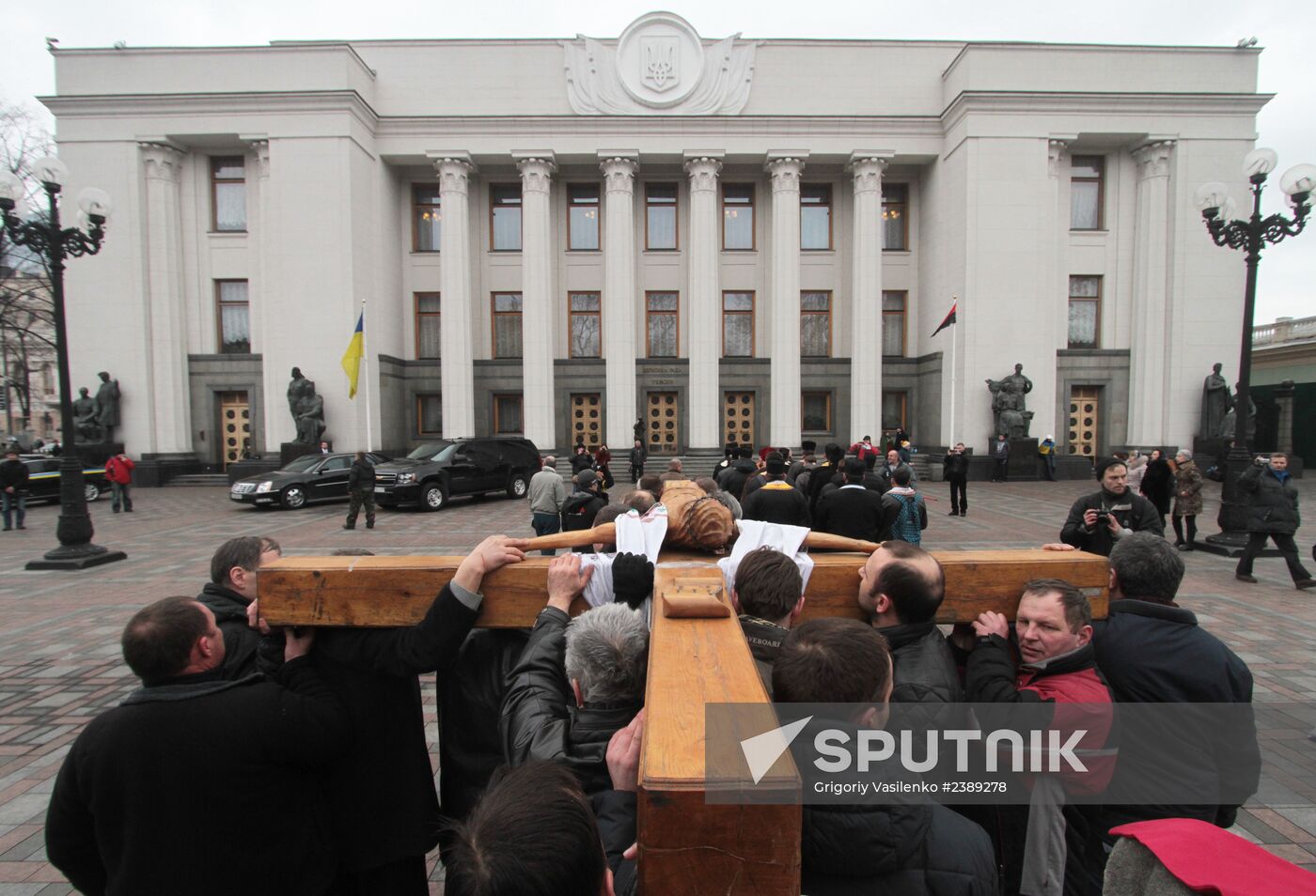 Sanctification of the Verkhovna Rada building with a 3-meter high cross, in Kiev. Location: Ukraine, Kiev. Author: Grigoriy Vasilenko/Sputnik. Sanctification of Verkhovna Rada building in Kiev