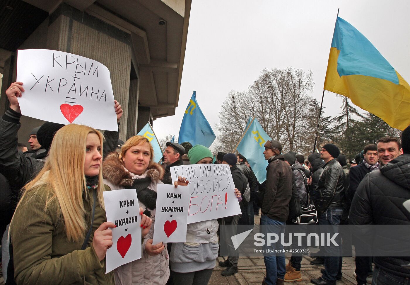 Rally in front of Crimea's Supreme Council