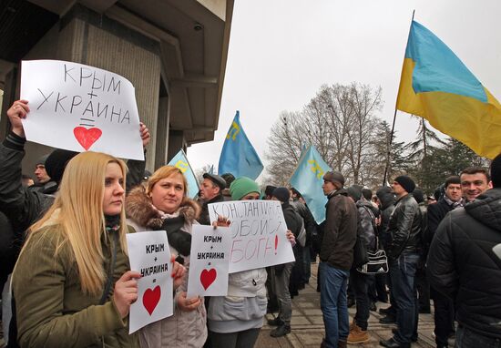 Rally in front of Crimea's Supreme Council