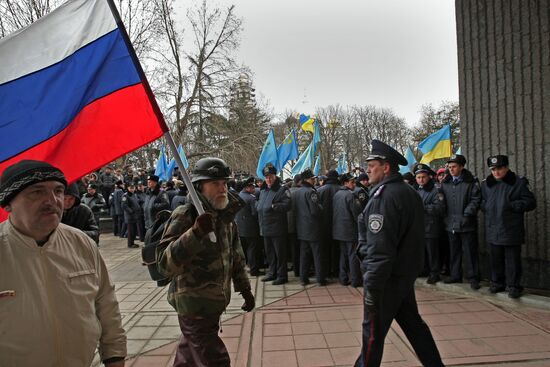 Rally in front of Crimea's Supreme Council