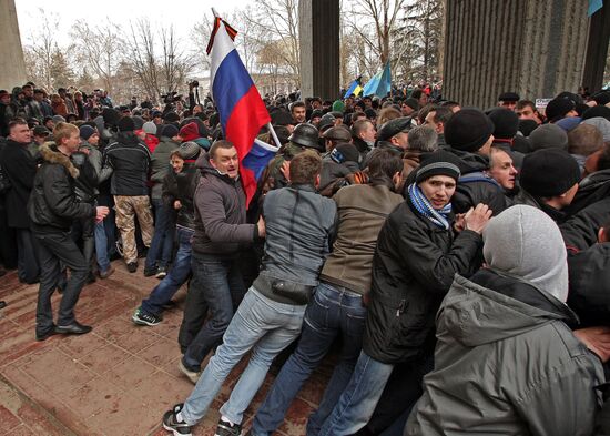 Rally in front of Crimea's Supreme Council