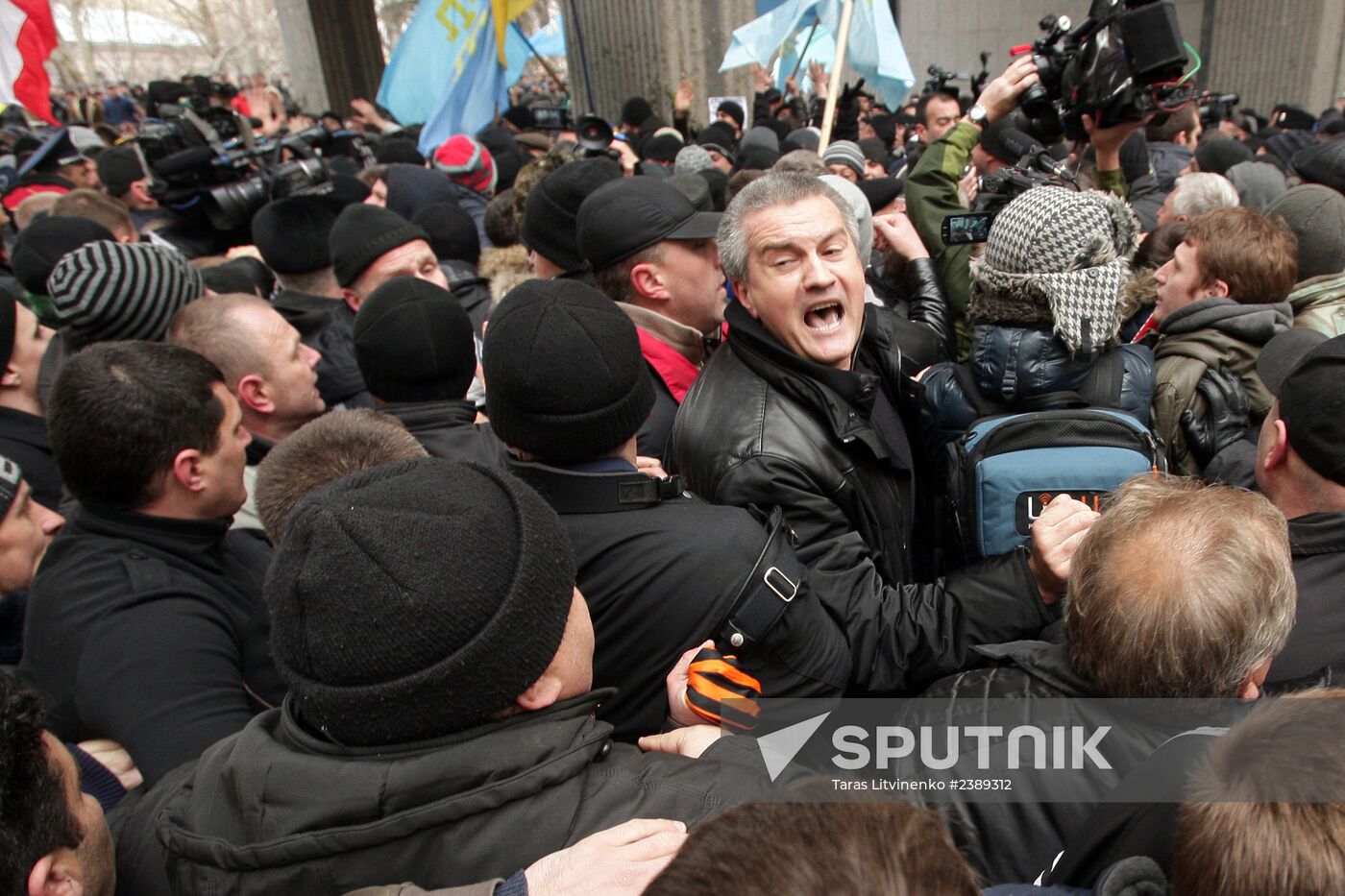 Rally in front of Crimea's Supreme Council