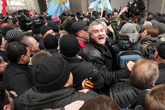 Rally in front of Crimea's Supreme Council