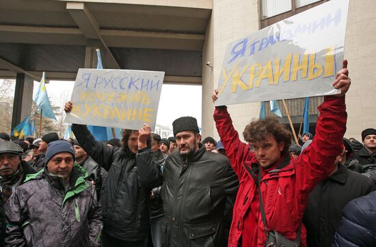 Rally in front of Crimea's Supreme Council