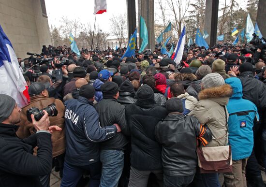 Rally in front of Crimea's Supreme Council