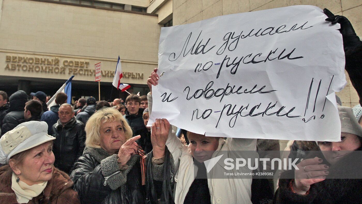 Rallies near Crimea's Supreme Council building