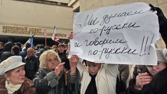 Rallies near Crimea's Supreme Council building