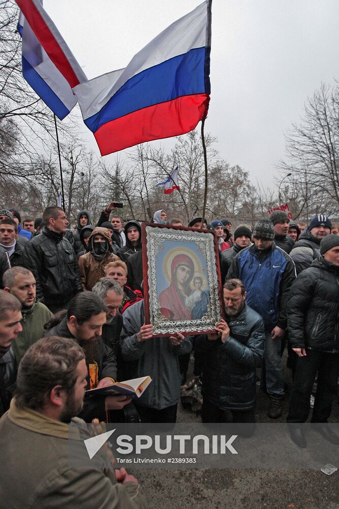 Rallies near Crimea's Supreme Council building