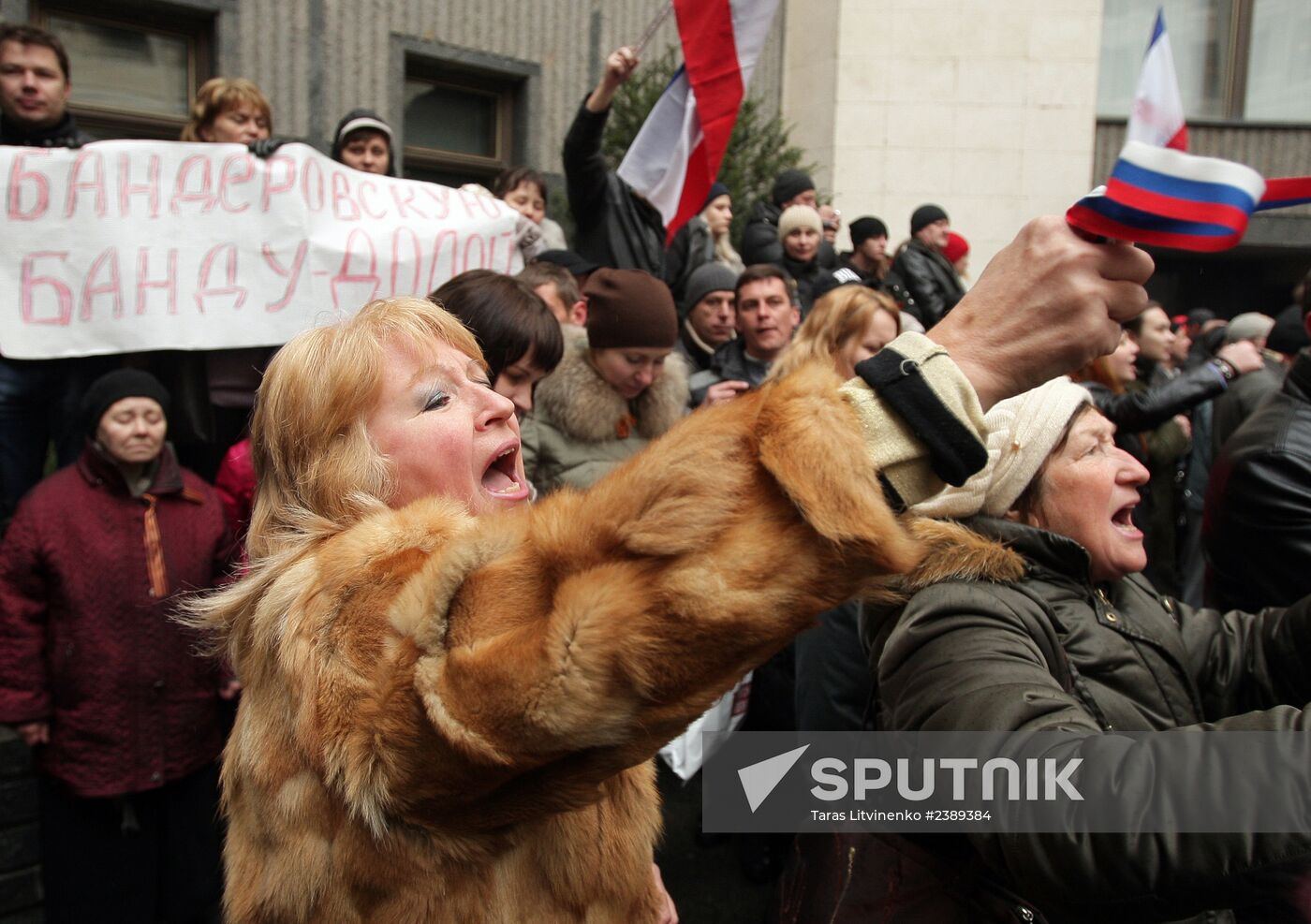 Rallies near Crimea's Supreme Council building