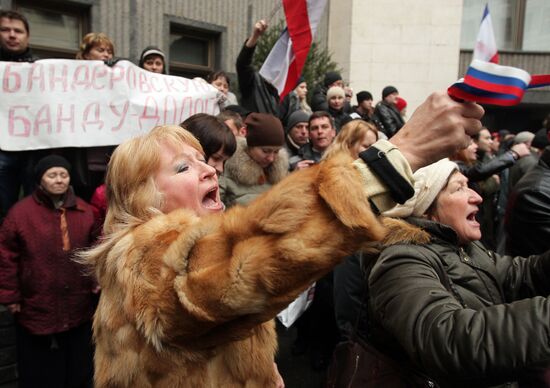 Rallies near Crimea's Supreme Council building