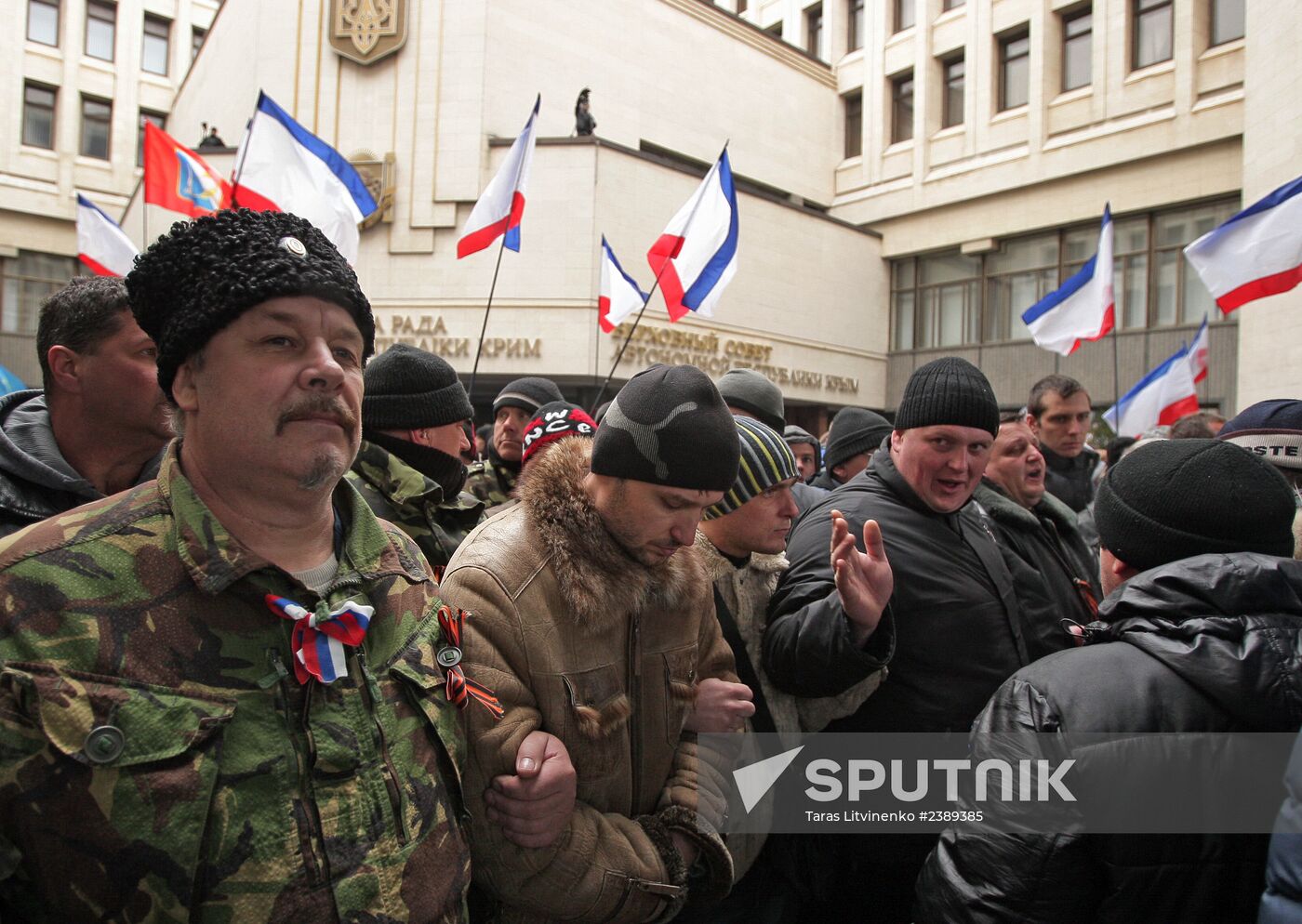 Rallies near Crimea's Supreme Council building