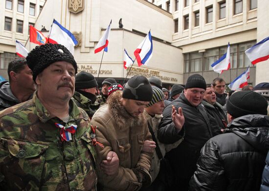 Rallies near Crimea's Supreme Council building
