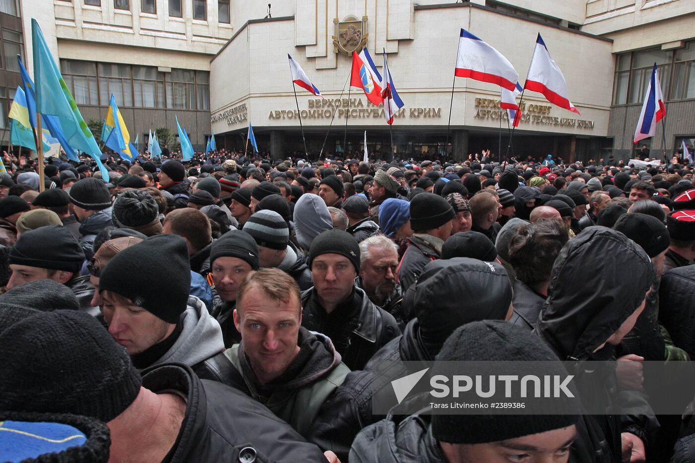 Rallies near Crimea's Supreme Council building