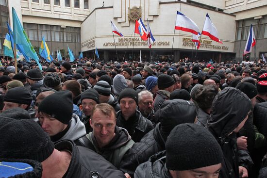 Rallies near Crimea's Supreme Council building