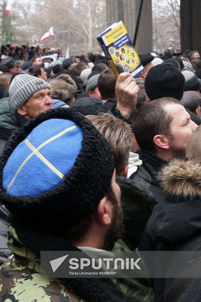 Rallies near Crimea's Supreme Council building