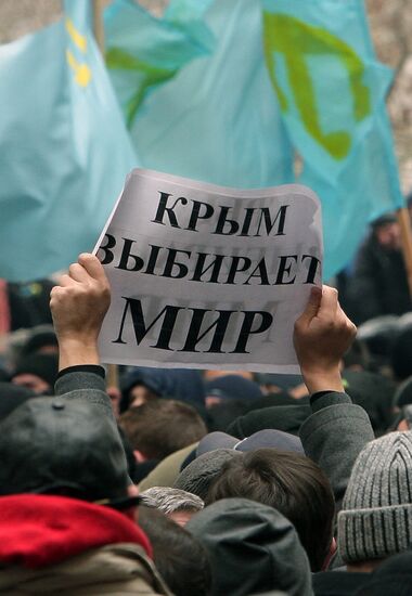 Rallies near Crimea's Supreme Council building