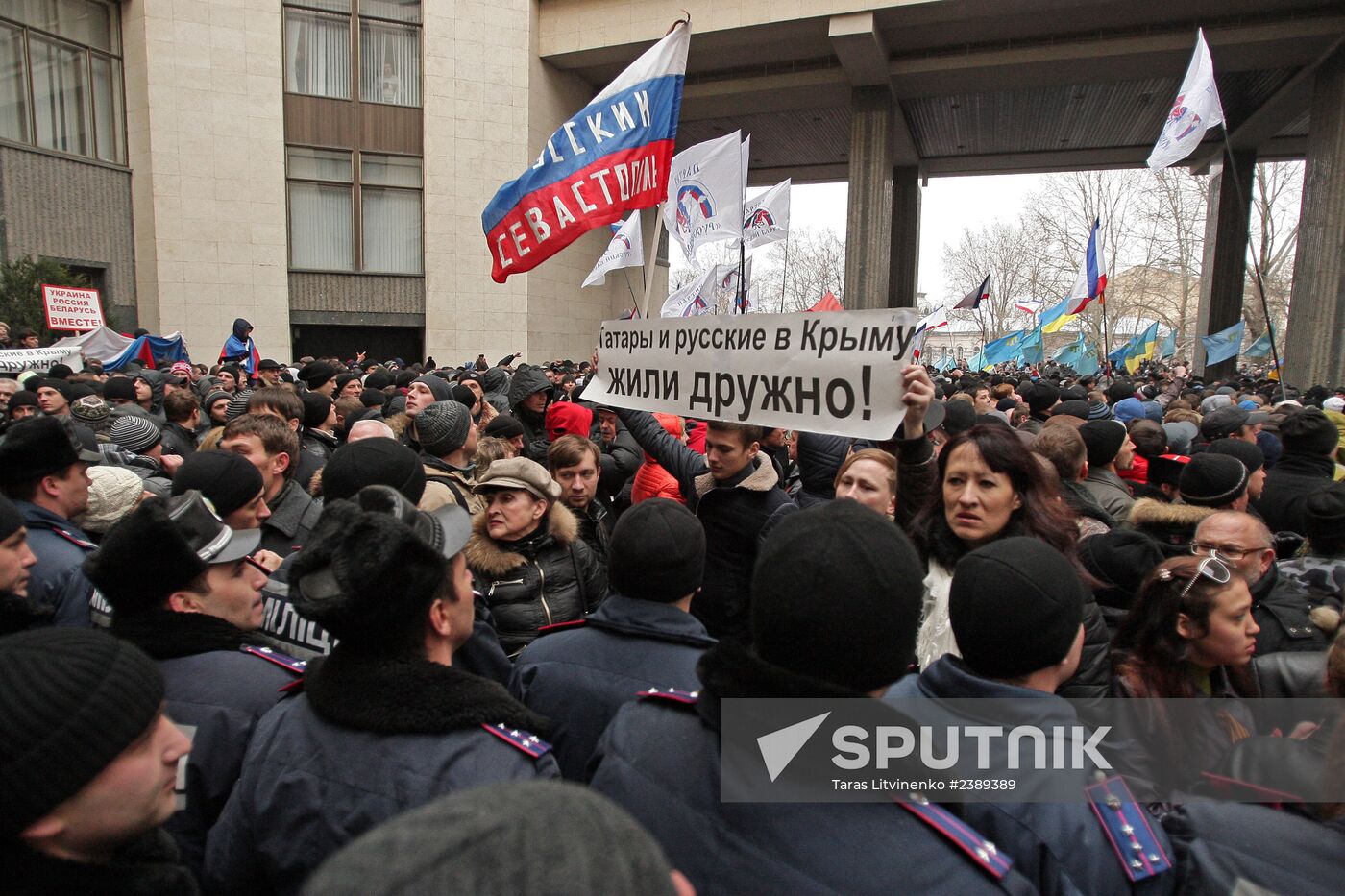 Rallies near Crimea's Supreme Council building