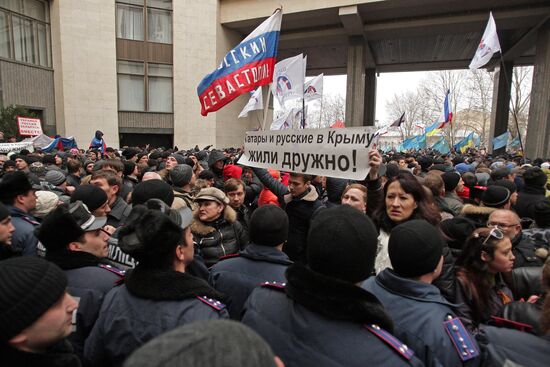 Rallies near Crimea's Supreme Council building