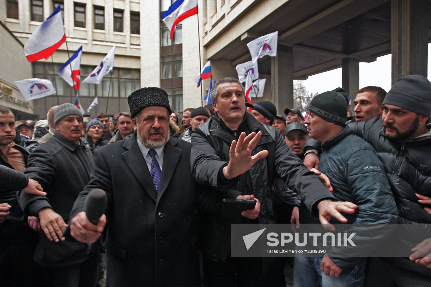 Rallies near Crimea's Supreme Council building
