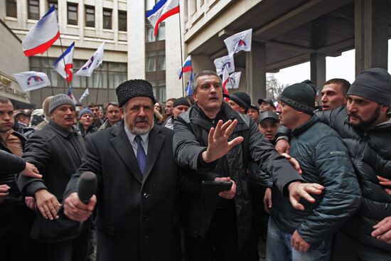 Rallies near Crimea's Supreme Council building