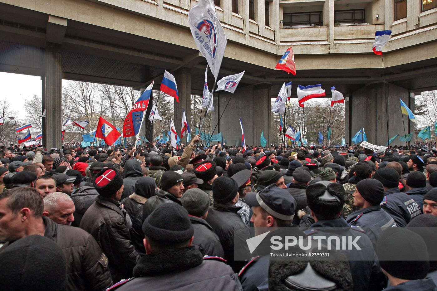 Rallies near Crimea's Supreme Council building