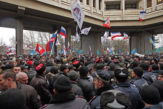 Rallies near Crimea's Supreme Council building