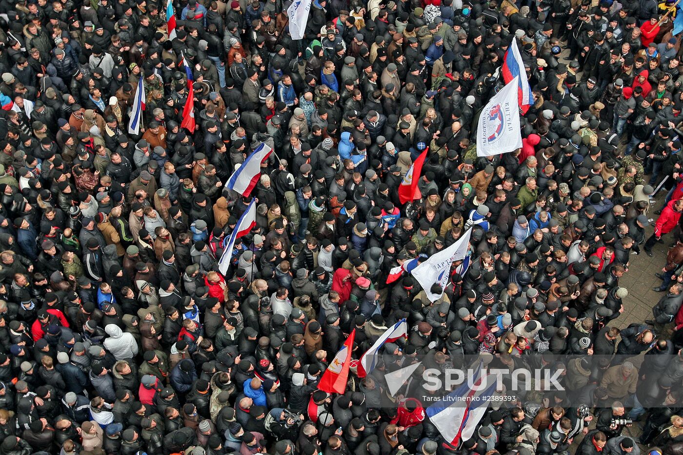 Rallies near Crimea's Supreme Council building