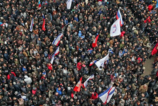 Rallies near Crimea's Supreme Council building