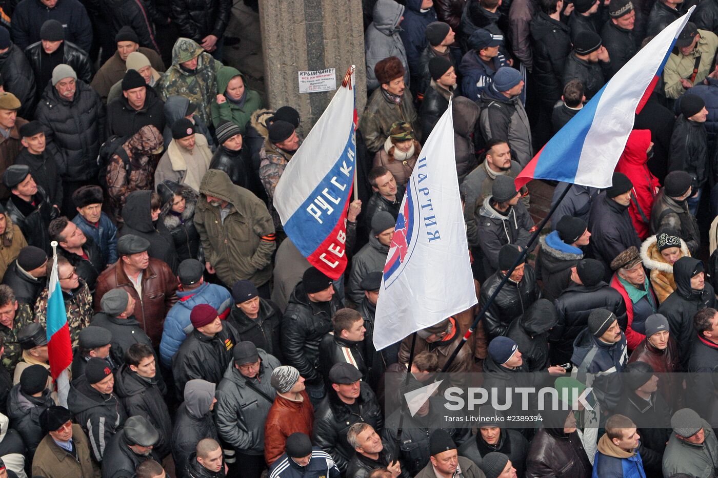 Rallies near Crimea's Supreme Council building