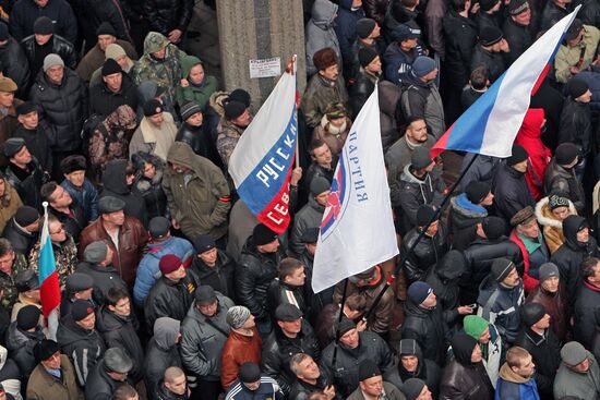 Rallies near Crimea's Supreme Council building