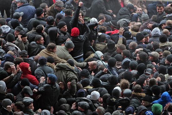 Rallies near Crimea's Supreme Council building