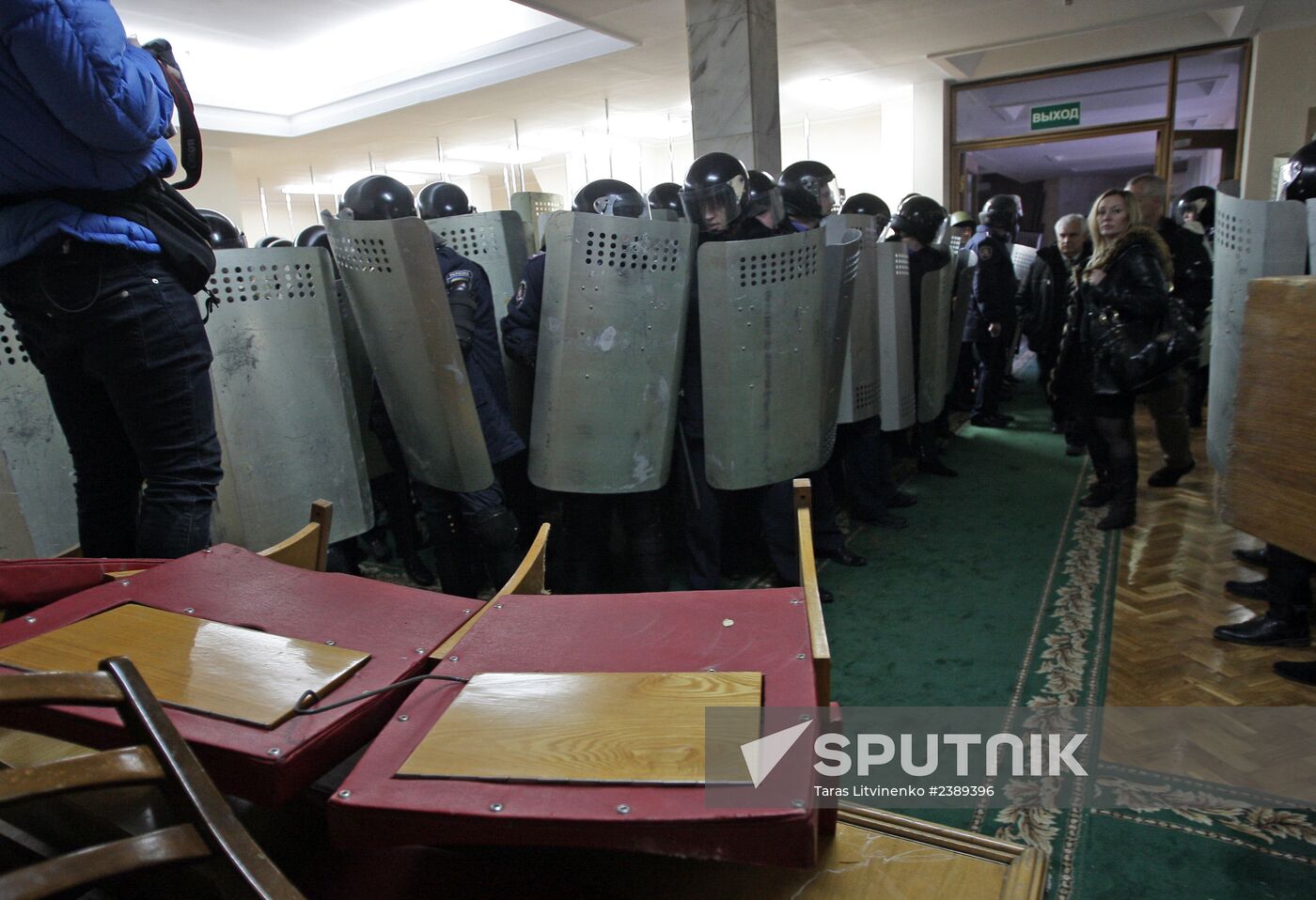 Rallies near Crimea's Supreme Council building