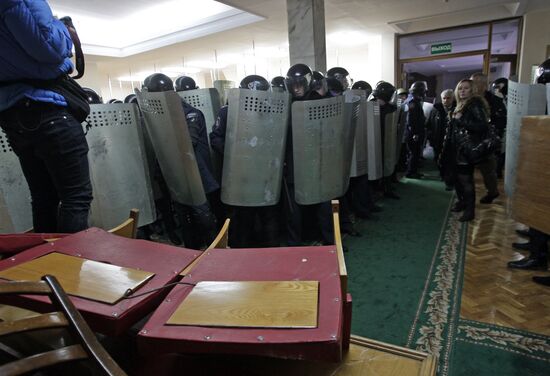 Rallies near Crimea's Supreme Council building