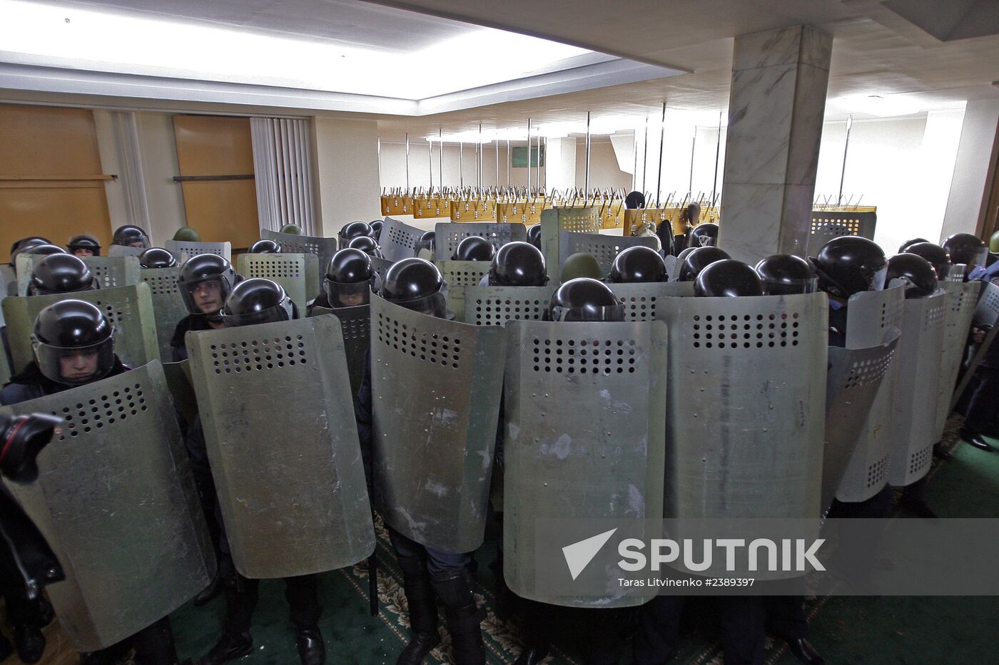 Rallies near Crimea's Supreme Council building