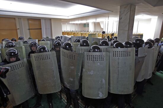 Rallies near Crimea's Supreme Council building