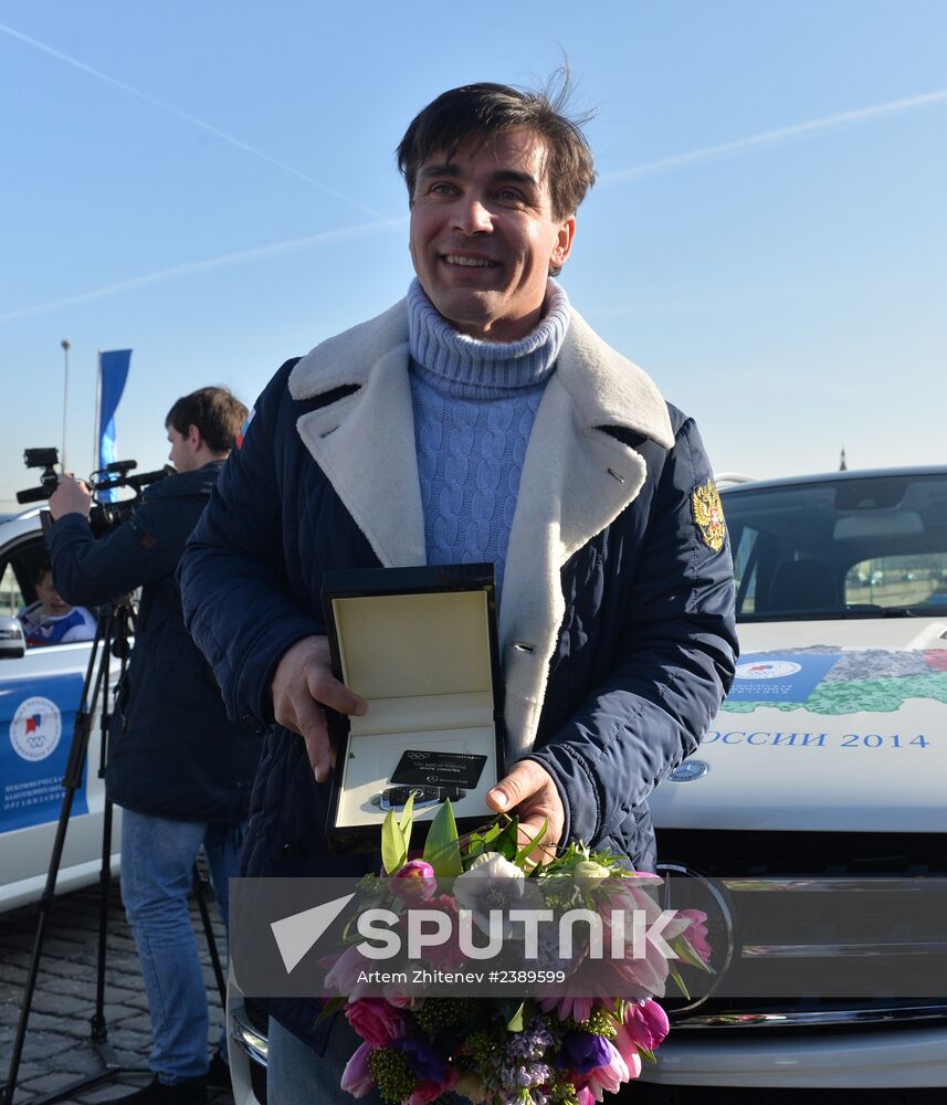 Sochi Olympics medalists awarded automobiles
