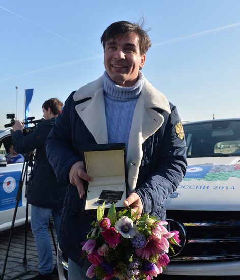 Sochi Olympics medalists awarded automobiles