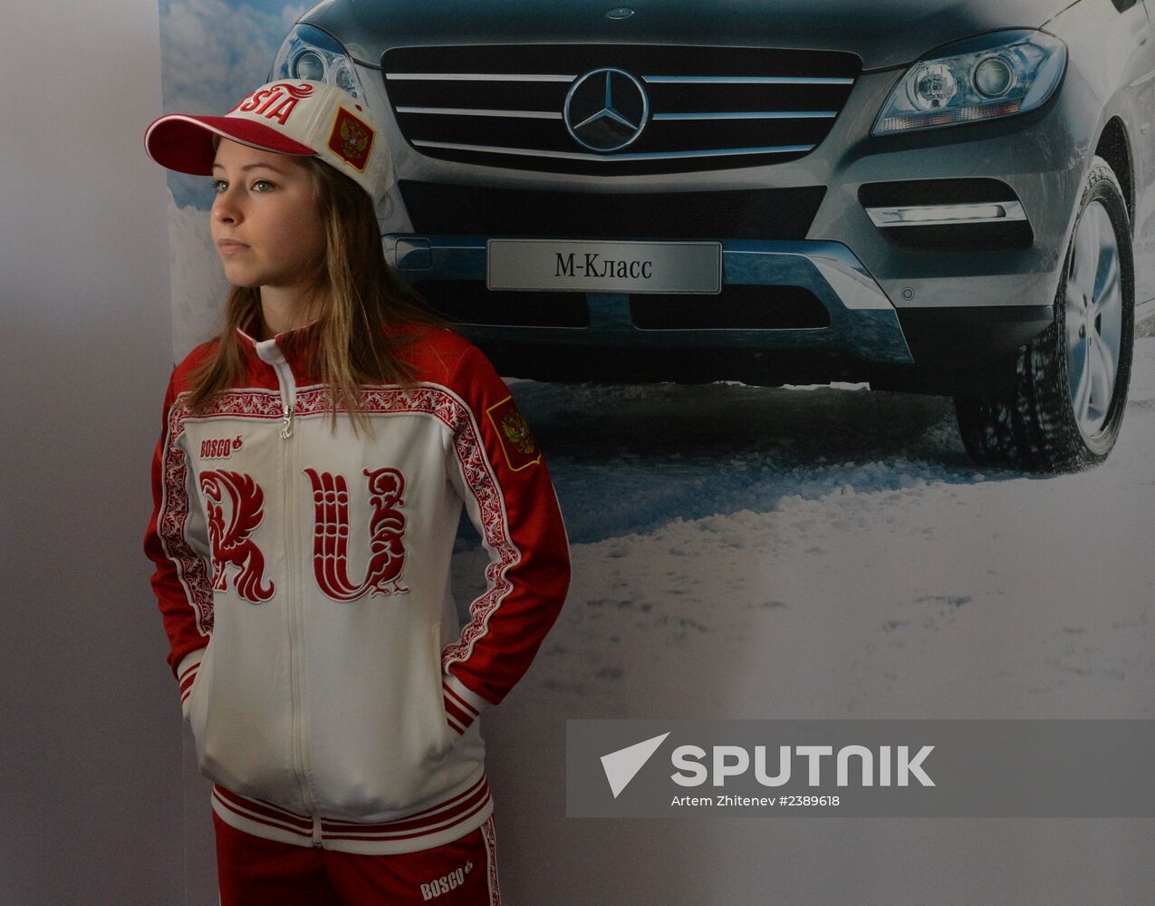 Presenting automobiles to Sochi Olympic prize-winners