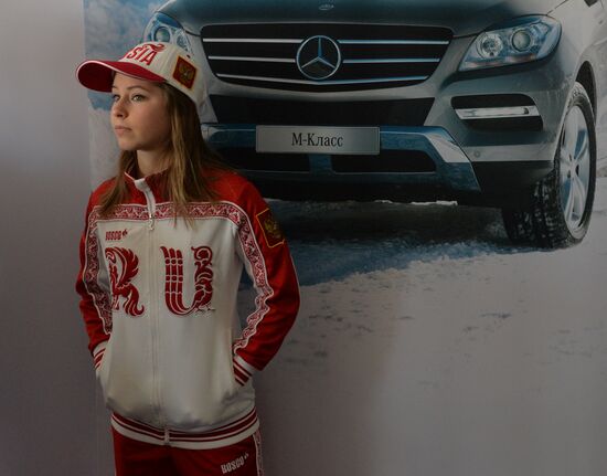 Presenting automobiles to Sochi Olympic prize-winners