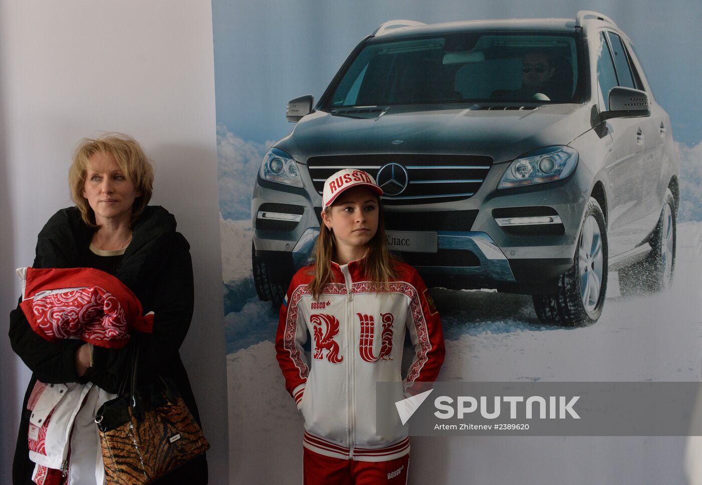 Presenting automobiles to Sochi Olympic prize-winners