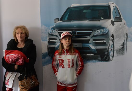 Presenting automobiles to Sochi Olympic prize-winners