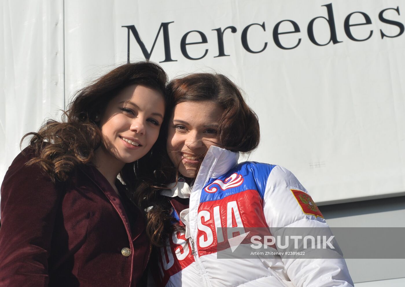 Presenting automobiles to Sochi Olympic prize-winners