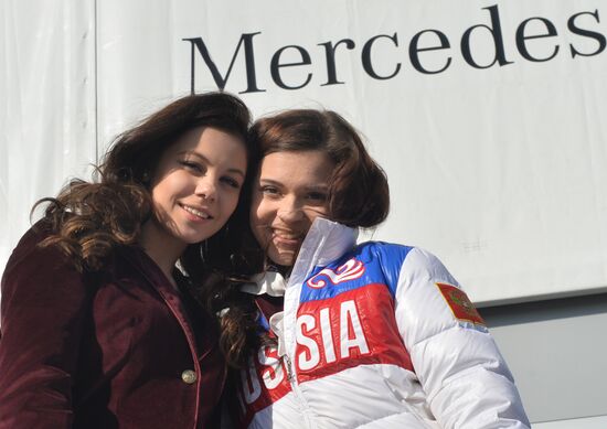 Presenting automobiles to Sochi Olympic prize-winners