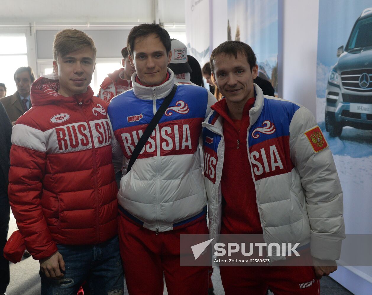 Presenting automobiles to Sochi Olympic prize-winners