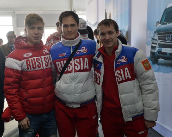 Presenting automobiles to Sochi Olympic prize-winners