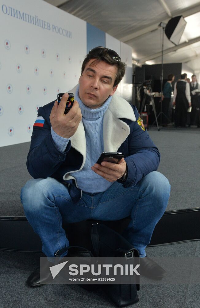 Presenting automobiles to Sochi Olympic prize-winners