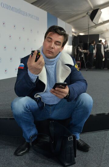 Presenting automobiles to Sochi Olympic prize-winners