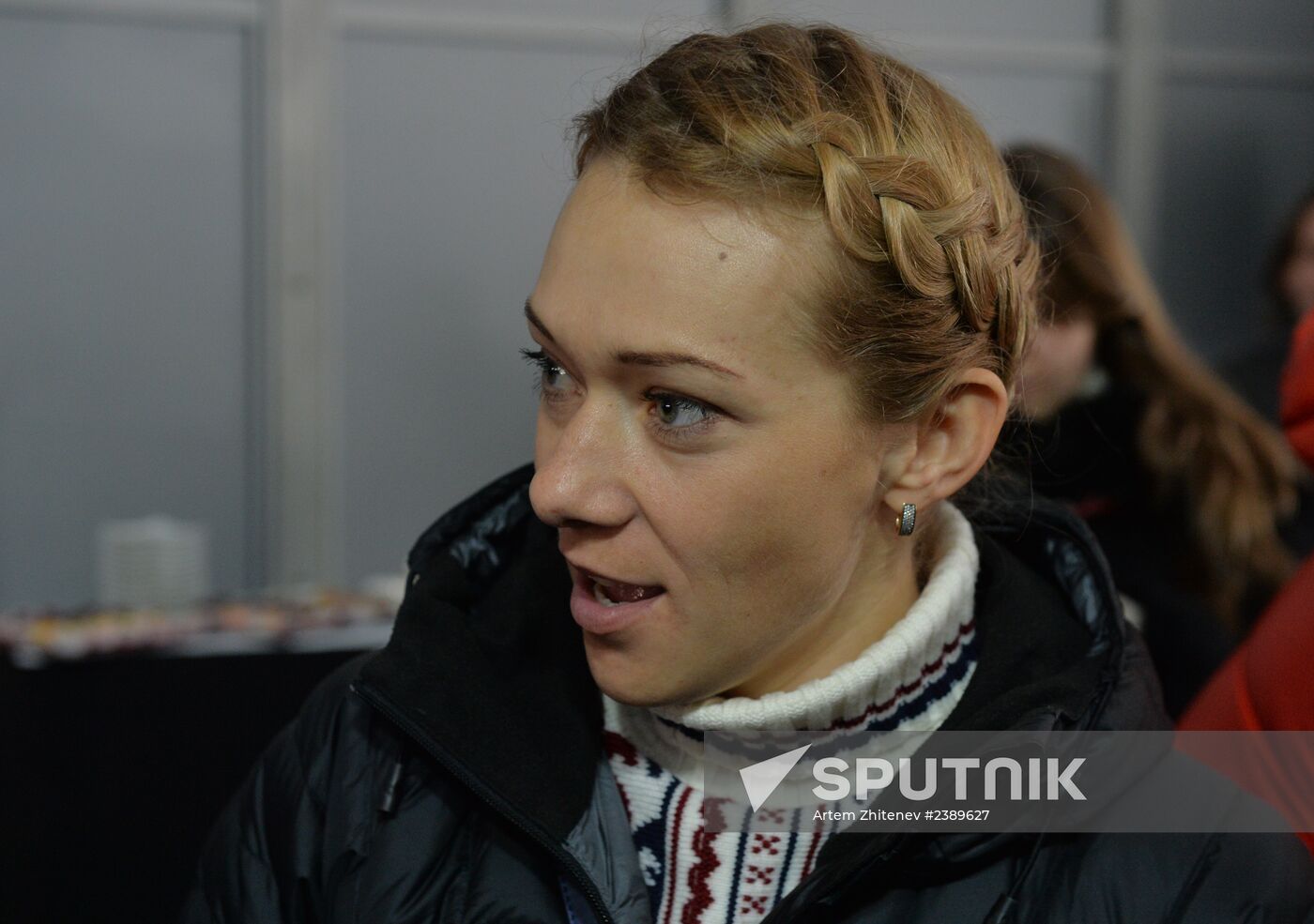 Presenting automobiles to Sochi Olympic prize-winners
