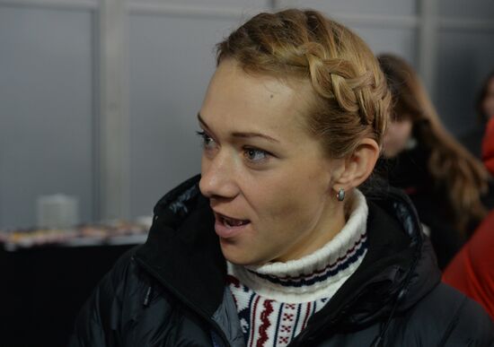 Presenting automobiles to Sochi Olympic prize-winners