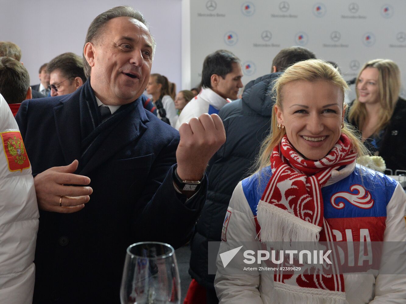 Presenting automobiles to Sochi Olympic prize-winners